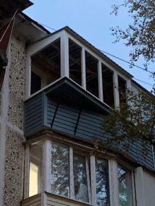 Остекление балкона с выносом