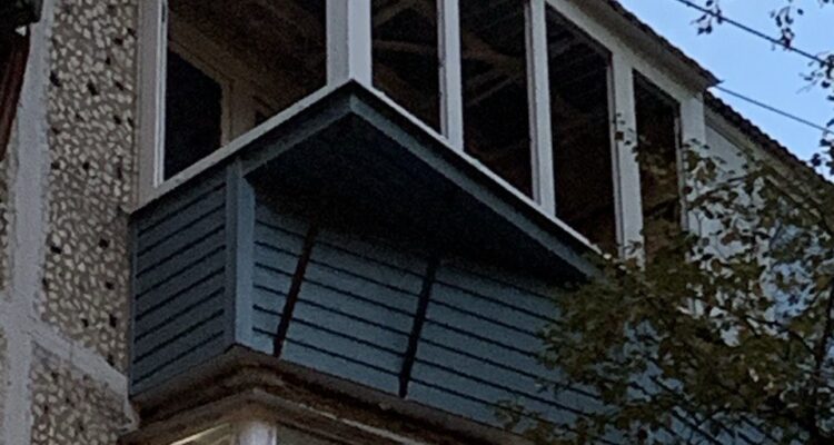 Остекление балкона с выносом